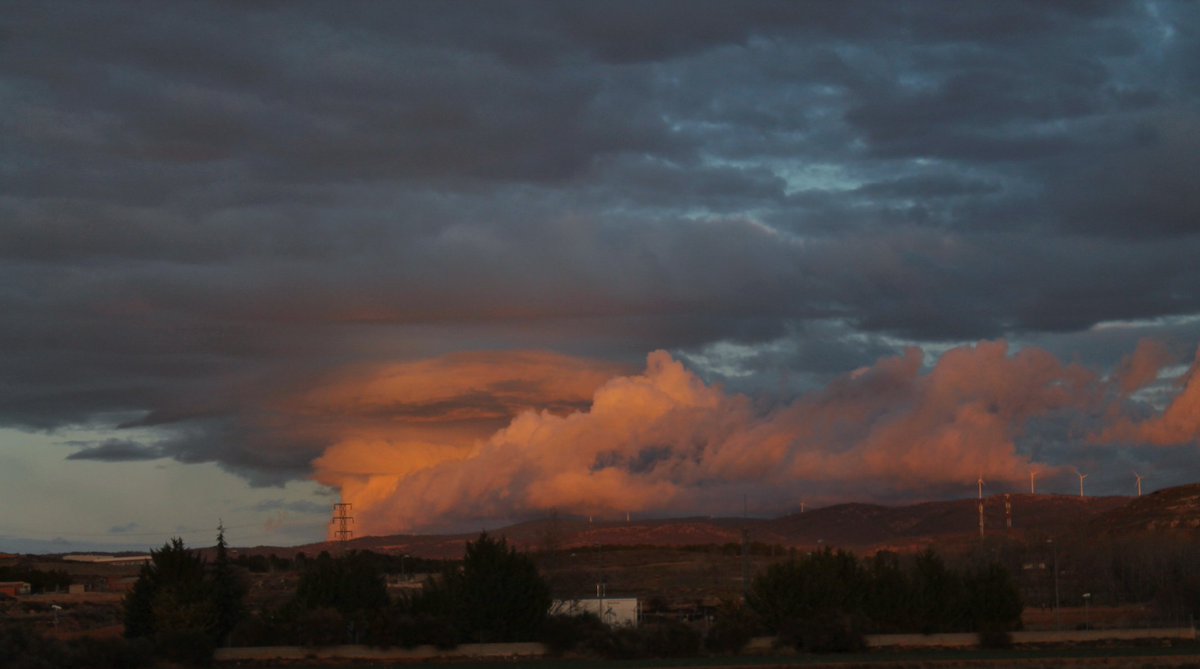prothomagister's tweet photo. Arde Teruel. https://t.co/9tX6DURyZT