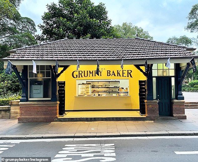 TheNorskaPaul's tweet image. #Australia famous BUS STOP cafe #GrumpyBaker in the #HydePark area of #Sydney reopens 😃
It offers pastries, fresh bread, pies, sausage rolls and croissants for commuters who finally returning to work.
The historical bus stop itself spans across a tiny space of only 20sqm.