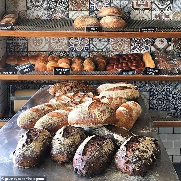 TheNorskaPaul's tweet image. #Australia famous BUS STOP cafe #GrumpyBaker in the #HydePark area of #Sydney reopens 😃
It offers pastries, fresh bread, pies, sausage rolls and croissants for commuters who finally returning to work.
The historical bus stop itself spans across a tiny space of only 20sqm.