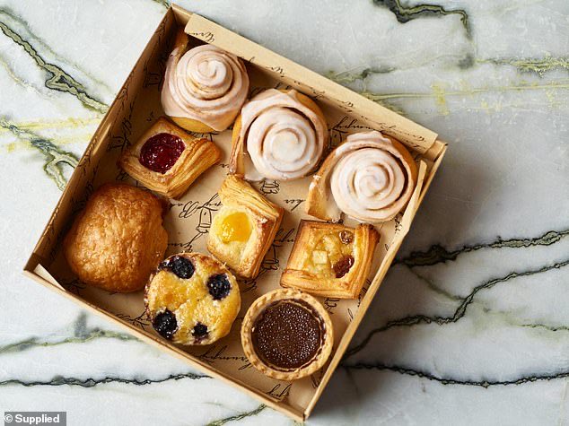 TheNorskaPaul's tweet image. #Australia famous BUS STOP cafe #GrumpyBaker in the #HydePark area of #Sydney reopens 😃
It offers pastries, fresh bread, pies, sausage rolls and croissants for commuters who finally returning to work.
The historical bus stop itself spans across a tiny space of only 20sqm.