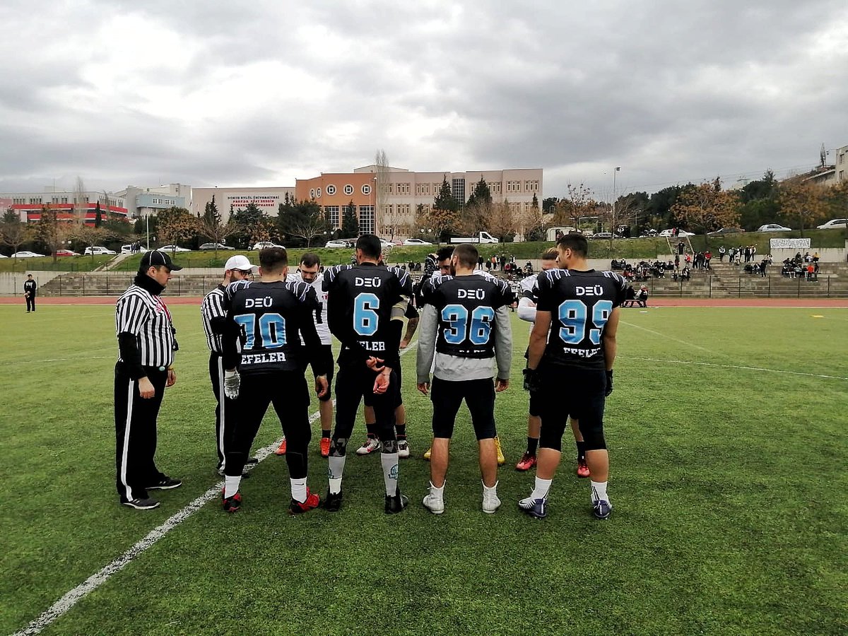 Sksdeu's tweet photo. #universitemDEU DEÜ EFELER Korumalı Futbol Takımımız 🏈 İzmir Ekonomi Üniversitesi'ni 50-0 skorla mağlup etti. Tebrikler çocuklar 💪 https://t.co/qCfL35DcGY