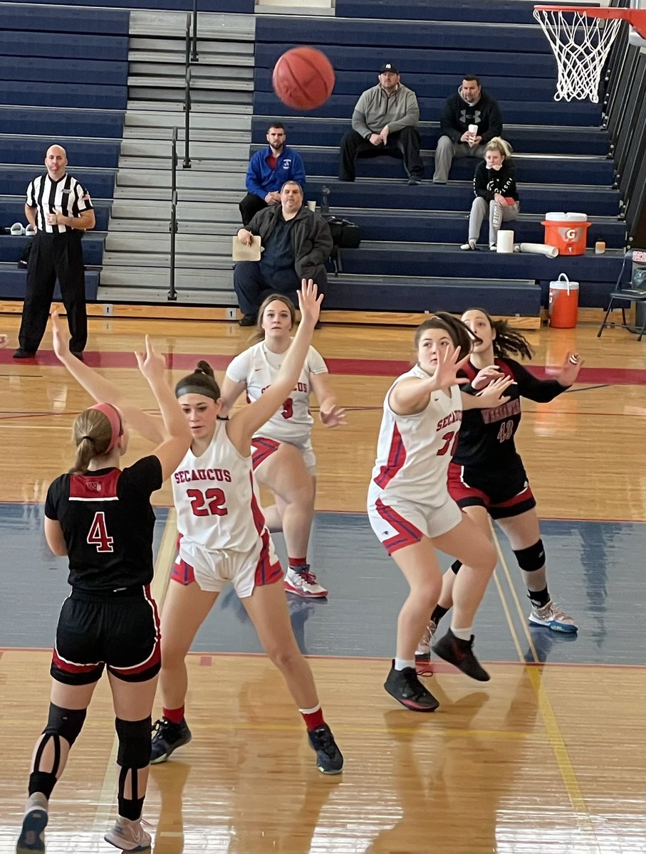 PerryWhs's tweet image. Great game, hard-working team, congrats coaches and student athletes on a great season! #WeeWork @RobFerullo4 @WHSAthletics53 @StefanieCirill1 @FAmato53 @DeStefanoEDU @bcalligy @WHSGuidance50 @EricCrespoEDU @weehawkennj