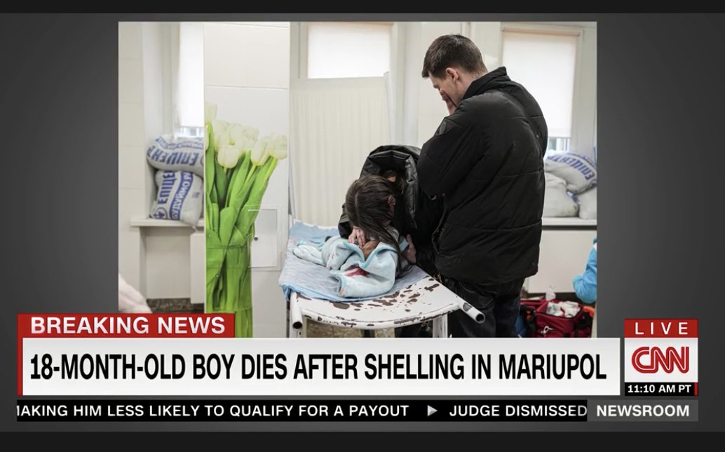 PaulaChertok's tweet photo. 💔❗️18-Month-Old Boy Dies After Shelling In Mariupol - Photos show the parents bringing the boy to the hospital. Their devastation holding his lifeless body. The medic on the floor, broken. Parents shattered. And #Russia's shelling continues on #Mariupol, days w/o power or water. https://t.co/zvYrv26H0C