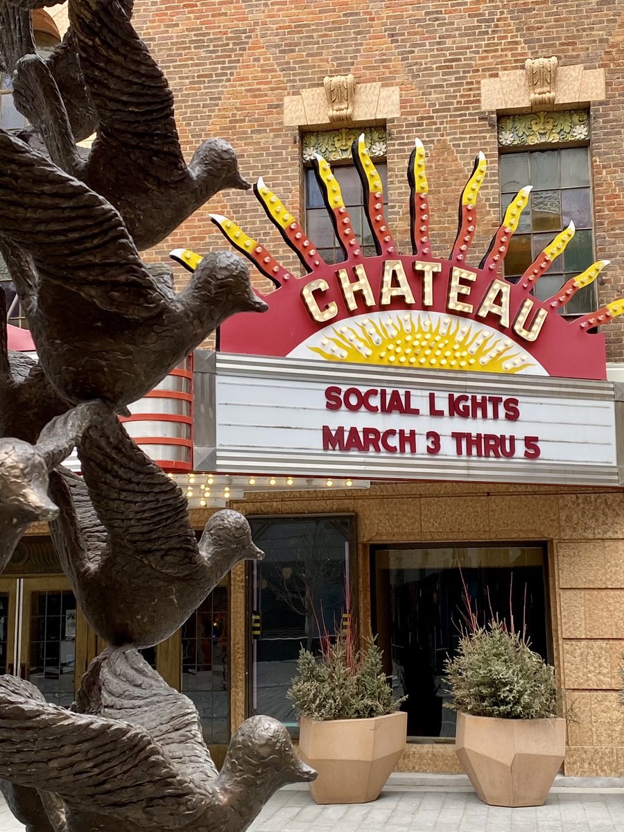 smtownplussize's tweet photo. The Chateau Theater that was built in 1927 as a Vaudeville house. It’s in the heart of downtown Rochester, MN. The Peace Fountain stands in front of the Chateau.
#RochesterMinnesota #SEMN #ExperienceRochester #HistoricTheater #Marquee #MWTravel FamilyTravel #SmallTownPlusSize https://t.co/yC9enlf4I7