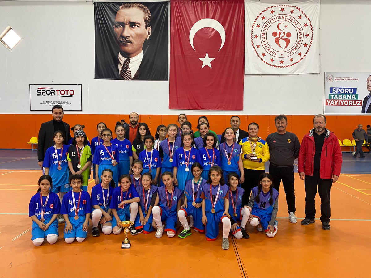 GSB_Nigde's tweet photo. Okul Sporları Küçük Kızlar Futsal Müsabakalarımız sona erdi 🙋‍♂️⚽️

🥇. Halil Kitapçı Ortaokulu 
🥈. Mevlana Ortaokulu

Müsabakada ter döken tüm sporcularımızı tebrik ediyor, başarılarının devamını diliyoruz👏

#NigdeGSİM
#OkulSporları https://t.co/iFsKg7OAk9