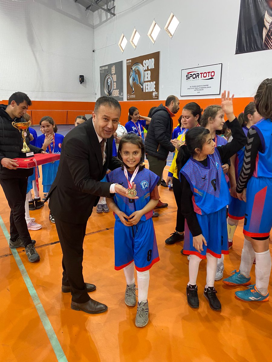 GSB_Nigde's tweet photo. Okul Sporları Küçük Kızlar Futsal Müsabakalarımız sona erdi 🙋‍♂️⚽️

🥇. Halil Kitapçı Ortaokulu 
🥈. Mevlana Ortaokulu

Müsabakada ter döken tüm sporcularımızı tebrik ediyor, başarılarının devamını diliyoruz👏

#NigdeGSİM
#OkulSporları https://t.co/iFsKg7OAk9