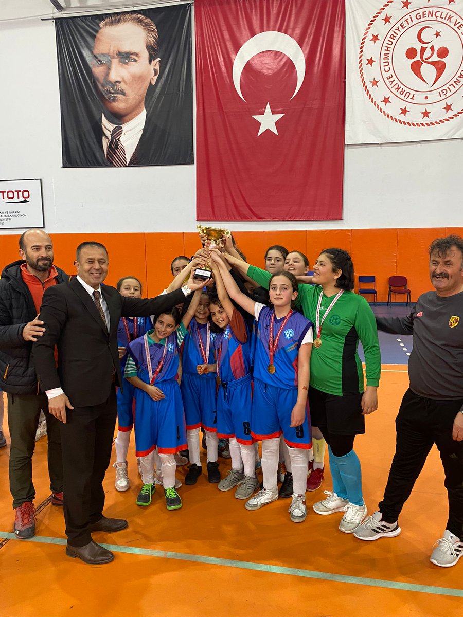 GSB_Nigde's tweet photo. Okul Sporları Küçük Kızlar Futsal Müsabakalarımız sona erdi 🙋‍♂️⚽️

🥇. Halil Kitapçı Ortaokulu 
🥈. Mevlana Ortaokulu

Müsabakada ter döken tüm sporcularımızı tebrik ediyor, başarılarının devamını diliyoruz👏

#NigdeGSİM
#OkulSporları https://t.co/iFsKg7OAk9