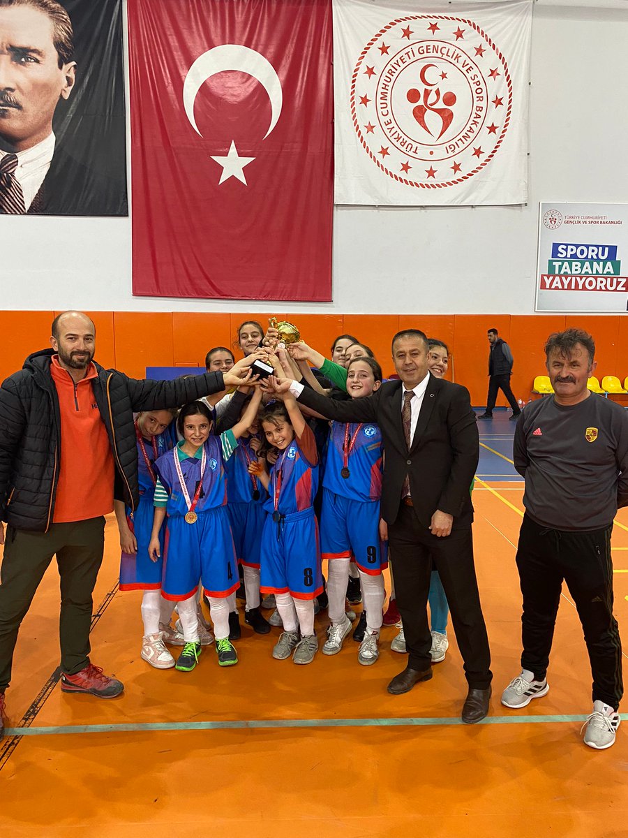 GSB_Nigde's tweet photo. Okul Sporları Küçük Kızlar Futsal Müsabakalarımız sona erdi 🙋‍♂️⚽️

🥇. Halil Kitapçı Ortaokulu 
🥈. Mevlana Ortaokulu

Müsabakada ter döken tüm sporcularımızı tebrik ediyor, başarılarının devamını diliyoruz👏

#NigdeGSİM
#OkulSporları https://t.co/iFsKg7OAk9