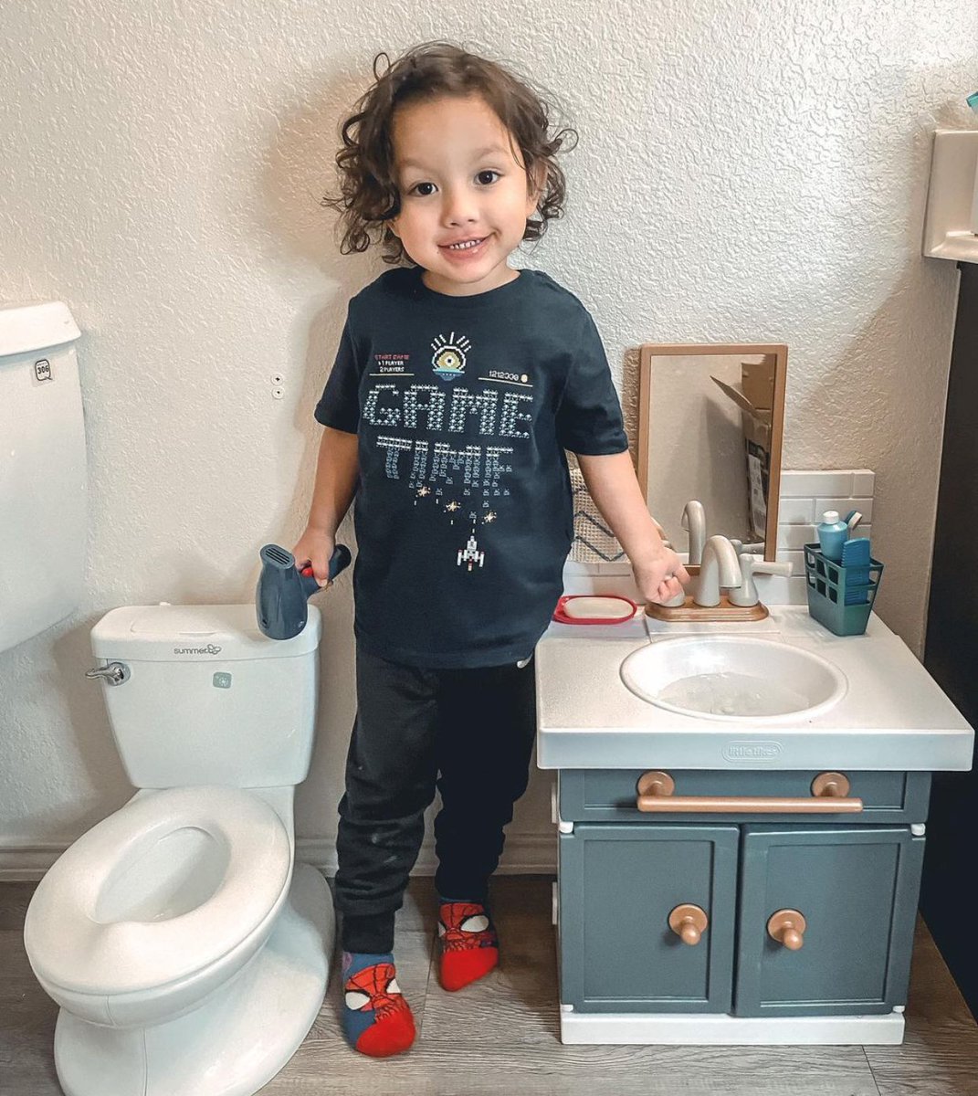 summerinfant's tweet photo. #SelfCareSaturday the My Size Potty® stations are back! 🚽 This little dude has the *COOLEST* setup! AND he has his own matching hairdryer? Oof. We need to take notes 📝 // Photo by @spectacularcaro
#SummerInfant #MySizePotty #SelfCare #PottyTraining #HowToPottyTrain #PottyTime https://t.co/g4hTb9YRRR