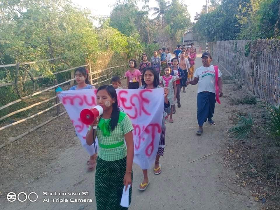 Khithitofficial's tweet photo. ယင်းမာပင်တွင် ဖက်ဆစ် စစ်ကောင်စီ တော်လှန်ရေး ကယ်တင်ရှင်မရှာ တို့ကျေးရွာ သပိတ် စစ်ကြောင်း ချီတက် ဆန္ဒပြ

ရန်ကုန်၊ မတ် ၅

ယင်းမာပင်အရှေ့ခြမ်းတွင် ကယ်တင်ရှင်မရှာတို့ကျေးရွာ သပိတ်စစ်ကြောင်း ဦးဆောင်ကာ ယနေ့ မတ်လ ၅ရက်နေ့တွင် ဖက်ဆစ် စစ်ကောင်စီ တော်လှန်ရေး ချီတက်ဆန္ဒပြခဲ့ကြောင်း သိရသည်။ https://t.co/28ABFjBifj