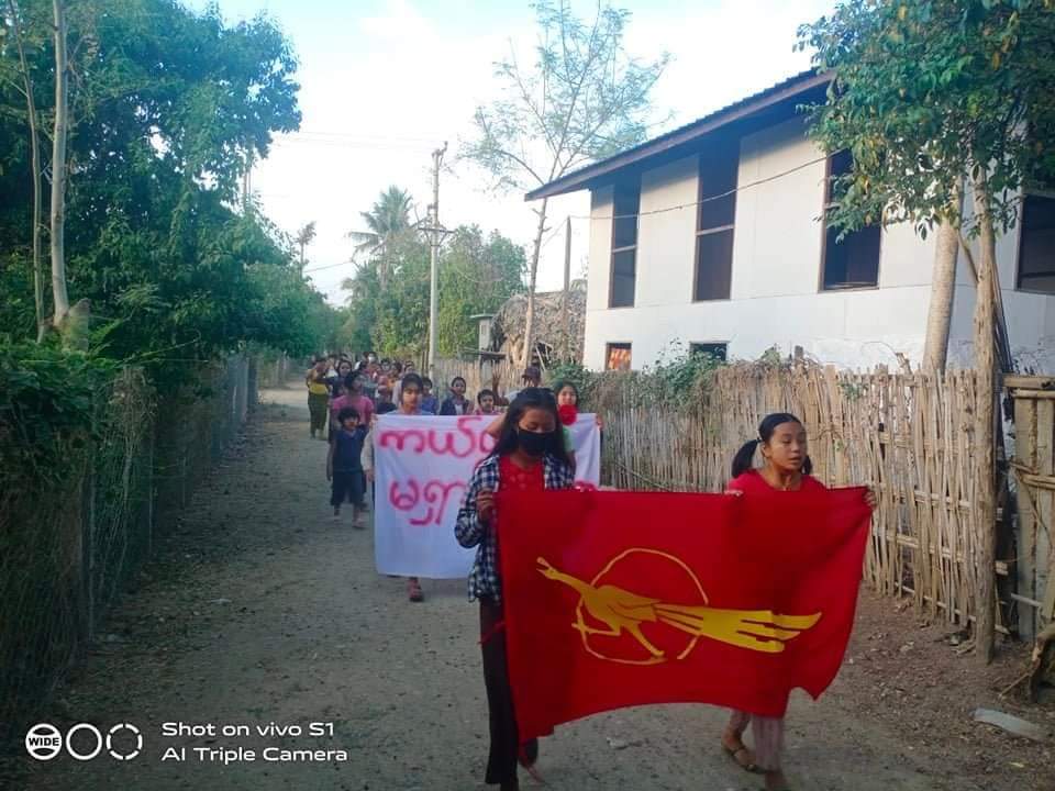 Khithitofficial's tweet photo. ယင်းမာပင်တွင် ဖက်ဆစ် စစ်ကောင်စီ တော်လှန်ရေး ကယ်တင်ရှင်မရှာ တို့ကျေးရွာ သပိတ် စစ်ကြောင်း ချီတက် ဆန္ဒပြ

ရန်ကုန်၊ မတ် ၅

ယင်းမာပင်အရှေ့ခြမ်းတွင် ကယ်တင်ရှင်မရှာတို့ကျေးရွာ သပိတ်စစ်ကြောင်း ဦးဆောင်ကာ ယနေ့ မတ်လ ၅ရက်နေ့တွင် ဖက်ဆစ် စစ်ကောင်စီ တော်လှန်ရေး ချီတက်ဆန္ဒပြခဲ့ကြောင်း သိရသည်။ https://t.co/28ABFjBifj