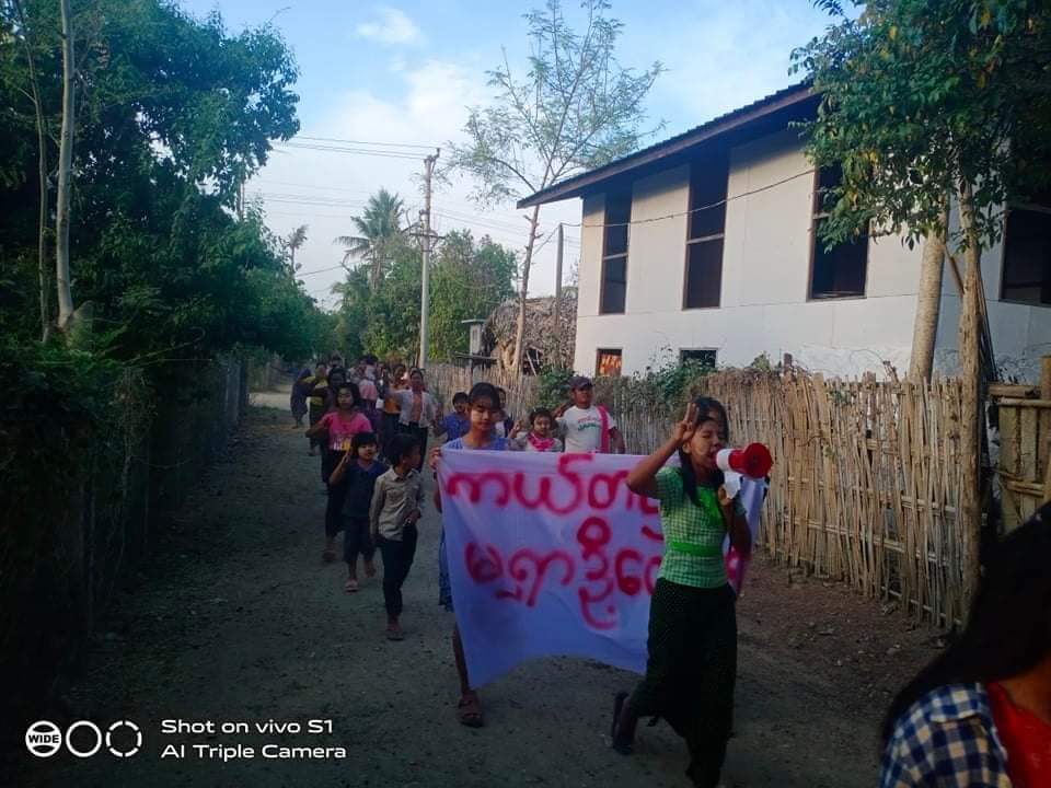 Khithitofficial's tweet photo. ယင်းမာပင်တွင် ဖက်ဆစ် စစ်ကောင်စီ တော်လှန်ရေး ကယ်တင်ရှင်မရှာ တို့ကျေးရွာ သပိတ် စစ်ကြောင်း ချီတက် ဆန္ဒပြ

ရန်ကုန်၊ မတ် ၅

ယင်းမာပင်အရှေ့ခြမ်းတွင် ကယ်တင်ရှင်မရှာတို့ကျေးရွာ သပိတ်စစ်ကြောင်း ဦးဆောင်ကာ ယနေ့ မတ်လ ၅ရက်နေ့တွင် ဖက်ဆစ် စစ်ကောင်စီ တော်လှန်ရေး ချီတက်ဆန္ဒပြခဲ့ကြောင်း သိရသည်။ https://t.co/28ABFjBifj