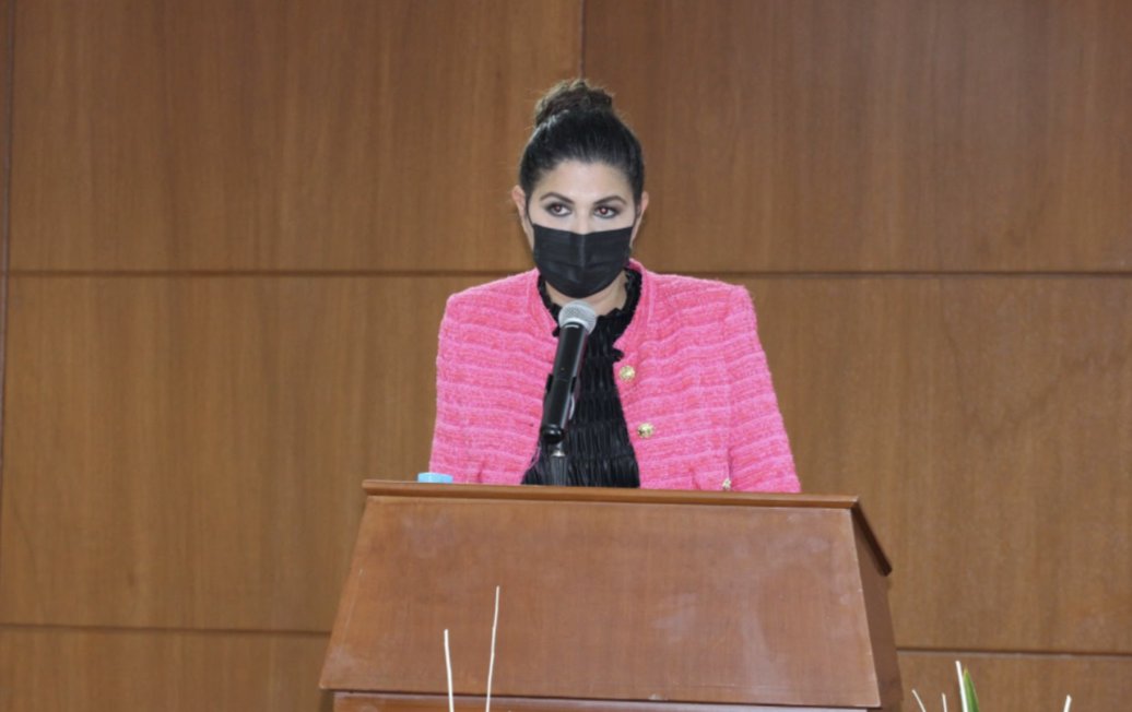 La Mtra. Flor Ruiz, Directora de la Facultad de Derecho y Relaciones Internacionales, compartió la semblanza del galardonado y señaló la gran admiración y lo agradecida que siente por la labor humana y profesional que el Mtro. Sodi tiene como objetivo de vida.