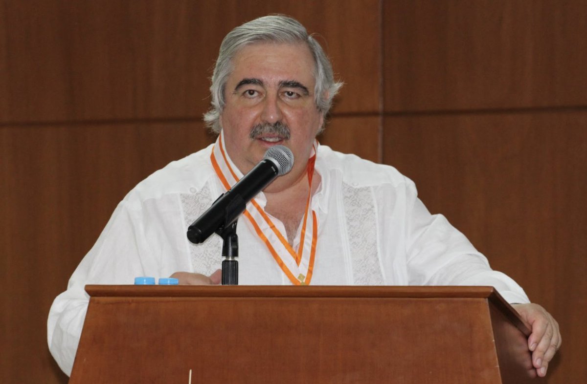 El Dr. Ricardo Sodi compartió sus experiencias académicas, personales y profesionales, de las cuales señaló su relación cercana con el desarrollo de los programas de la universidad Anáhuac Cancún.