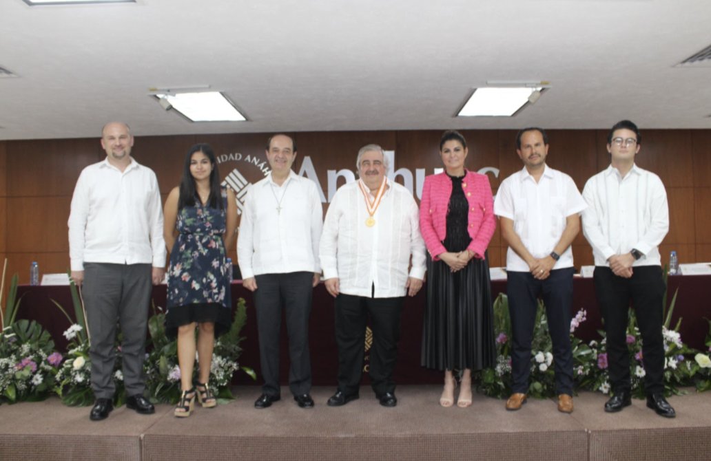 Al finalizar el evento, se realizó la firma del libro de honor de la Facultad de Derecho y Relaciones Internacionales, seguido de un cóctel en honor al Dr. Sodi.