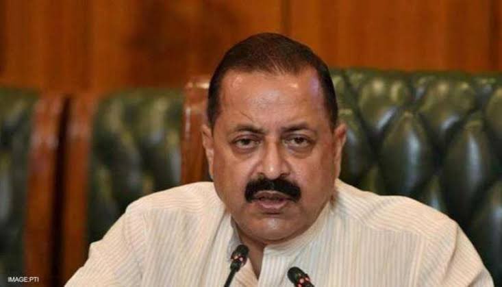 SaraHayatShah's tweet photo. SHOCKING! BJP GenSec. Randhawa had accused Jitender Singh of corruption in mining dept of JK sayin he was looting natural resources, illegally scooping pebbles&amp; rocks worth crores &amp; GS was thrown out of the BJP (funnily)for HATE SPEECH. Remember someone said “Goli maaro salon ko” https://t.co/rAmKde4zVk