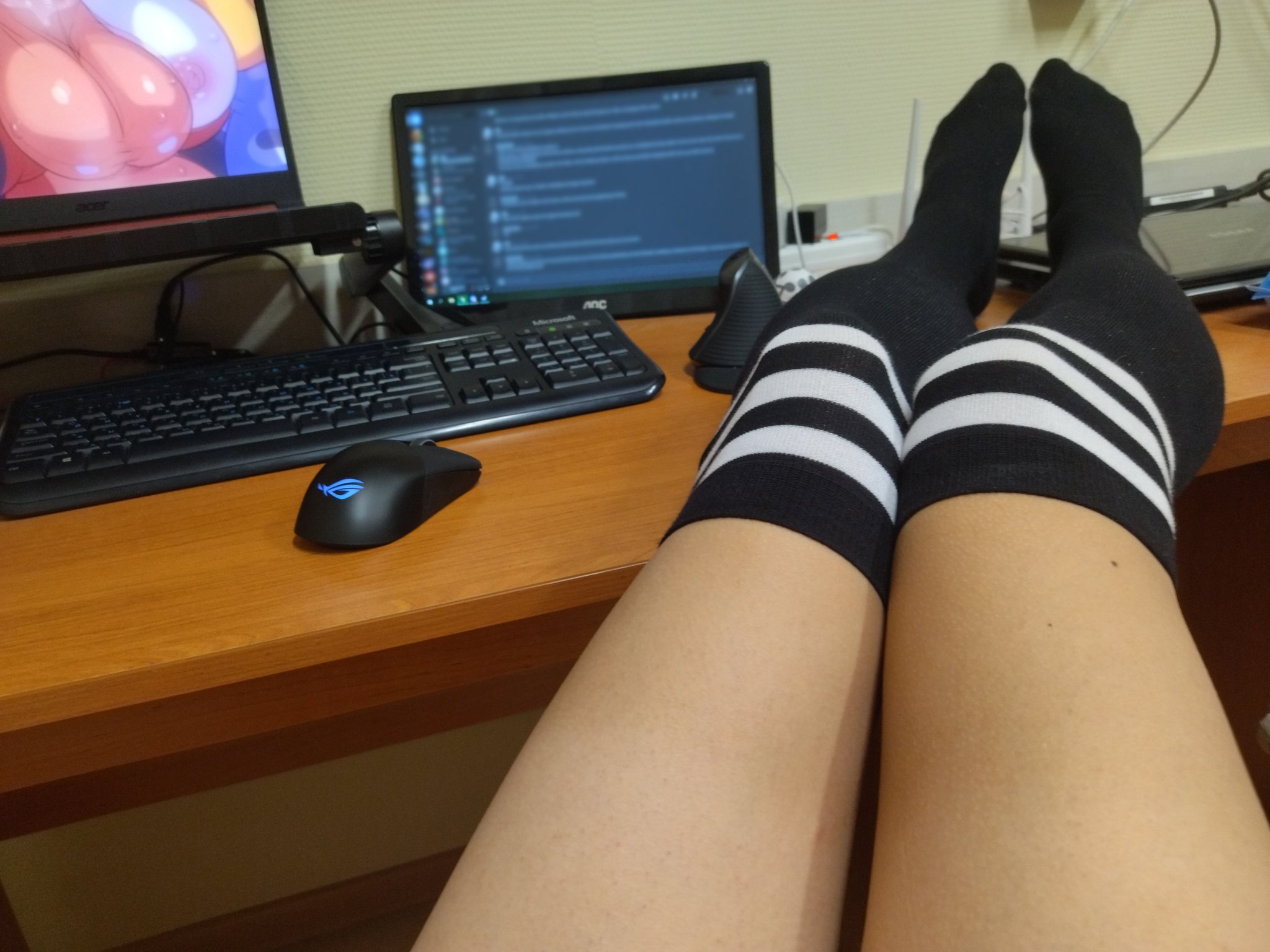 Talking to friends.
#Femboy #LGBTQ #Porn #Crossdressing #Cute #Horny #Lewd  #Hot #Legs #Kinky #NSFWtwt