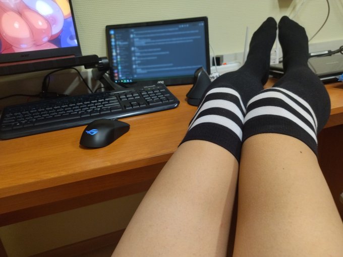Talking to friends.
#Femboy #LGBTQ #Porn #Crossdressing #Cute #Horny #Lewd  #Hot #Legs #Kinky #NSFWtwt