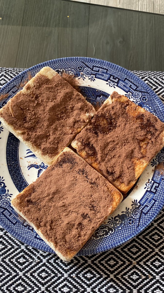 _the0o's tweet photo. tartine beurre + nesquik = meilleur tartine du monde https://t.co/AdmculnFxj