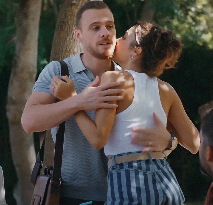slmbrsin's tweet photo. Hande when kerem comes from work 🌚 https://t.co/ZCtGUILdFx