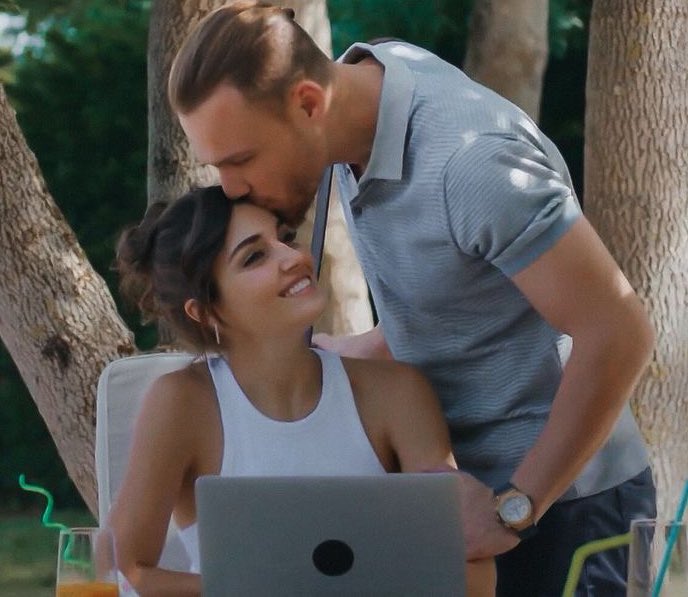 slmbrsin's tweet photo. Hande when kerem comes from work 🌚 https://t.co/ZCtGUILdFx