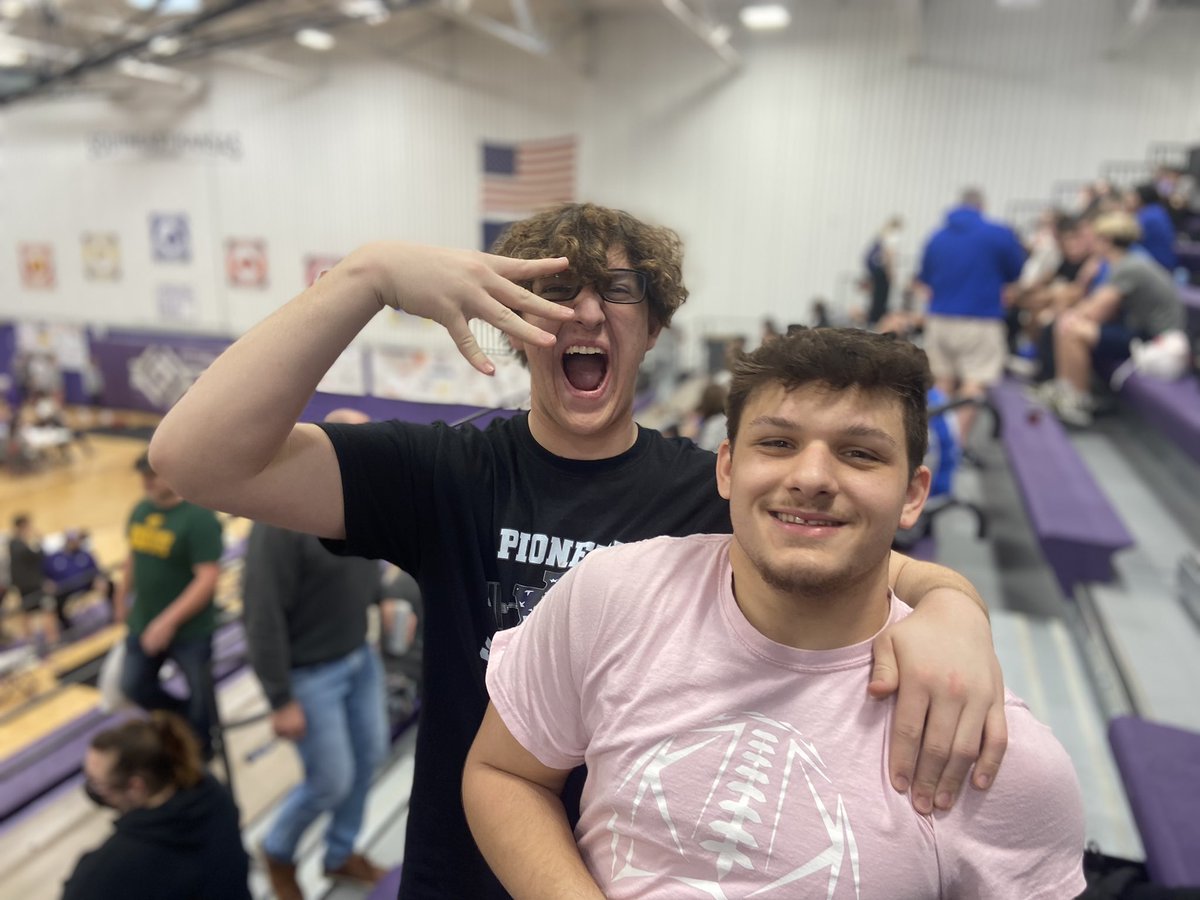 LeavenworthBas1's tweet image. State Powerlifting going down in Pittsburgh today and the Eagle boys are in it to win it! Do work boys! #liftheavy #PR #WithIntent
