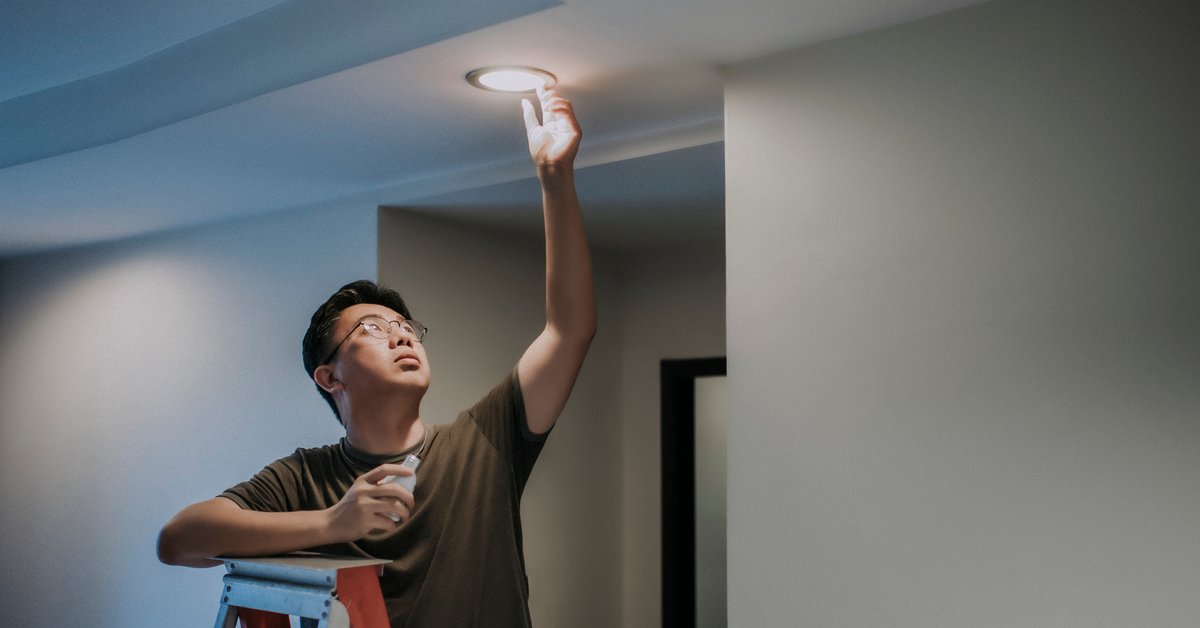 ConEdison's tweet photo. Here's a quick and simple way to save energy: Swap incandescent or CFL bulbs with LEDs. #WorldEfficiencyDay https://t.co/LatAjrbHS2