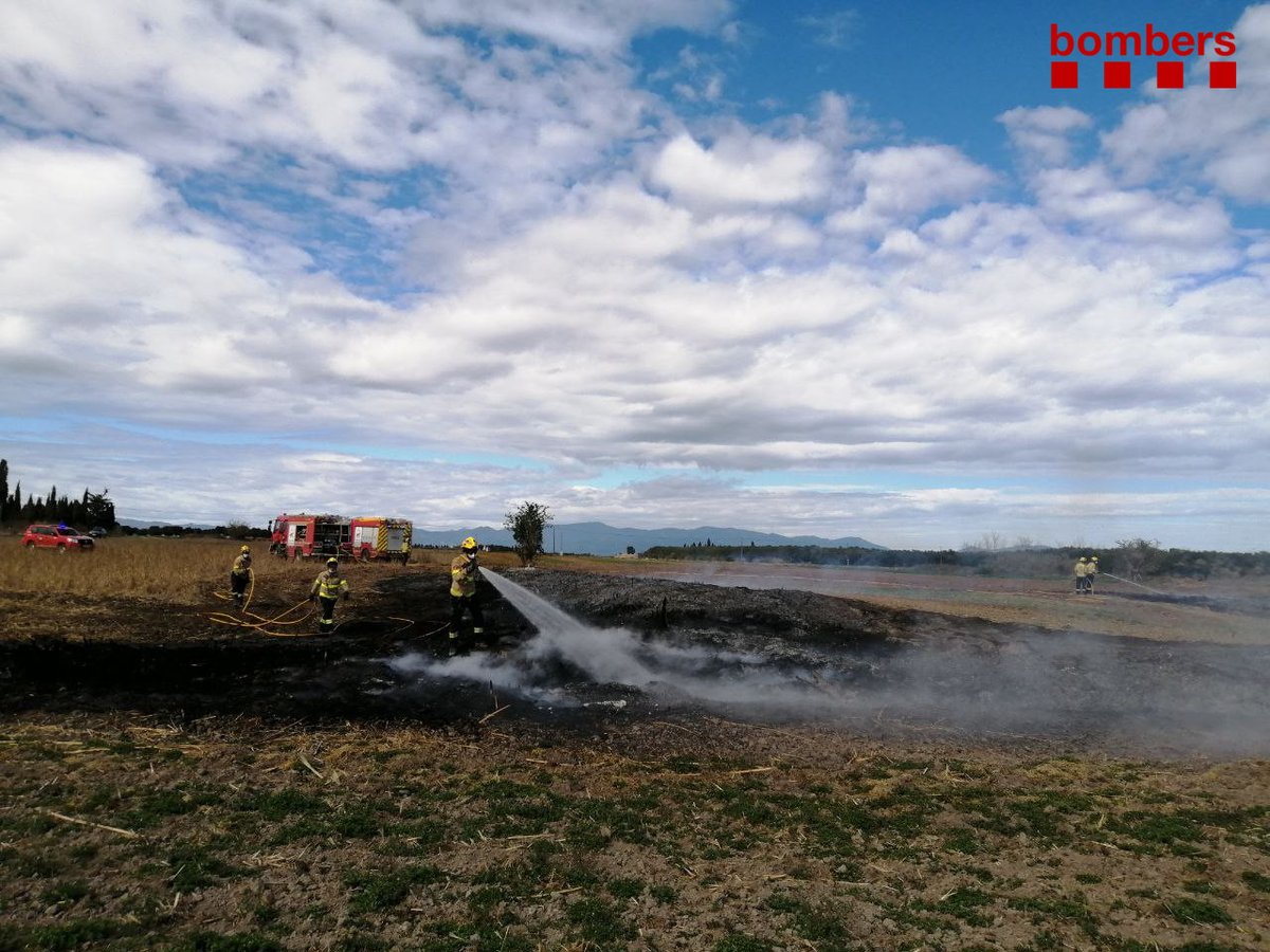 bomberscat's tweet photo. Cremen 1.000 m2 de vegetació agrícola a #Riumors
Hora avís: 12.54h
Treballem amb 4 dotacions #bomberscat
Incendi ja apagat i sense més afectacions. https://t.co/HL8VqqFV73