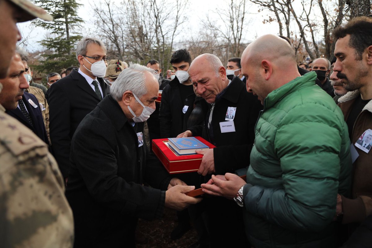 Tokat'ta yaşanan trafik kazasında şehit olan J. Uzm. Çvş. İsmail Ergin kardeşimizi Bingöl’de Hakk’a uğurladık.
Allah rahmet eylesin, mekanı cennet olsun.
Ailesinin, <a href="/jandarma/">T.C. Jandarma Gn. K</a> teşkilatımızın ve milletimizin başı sağ olsun…