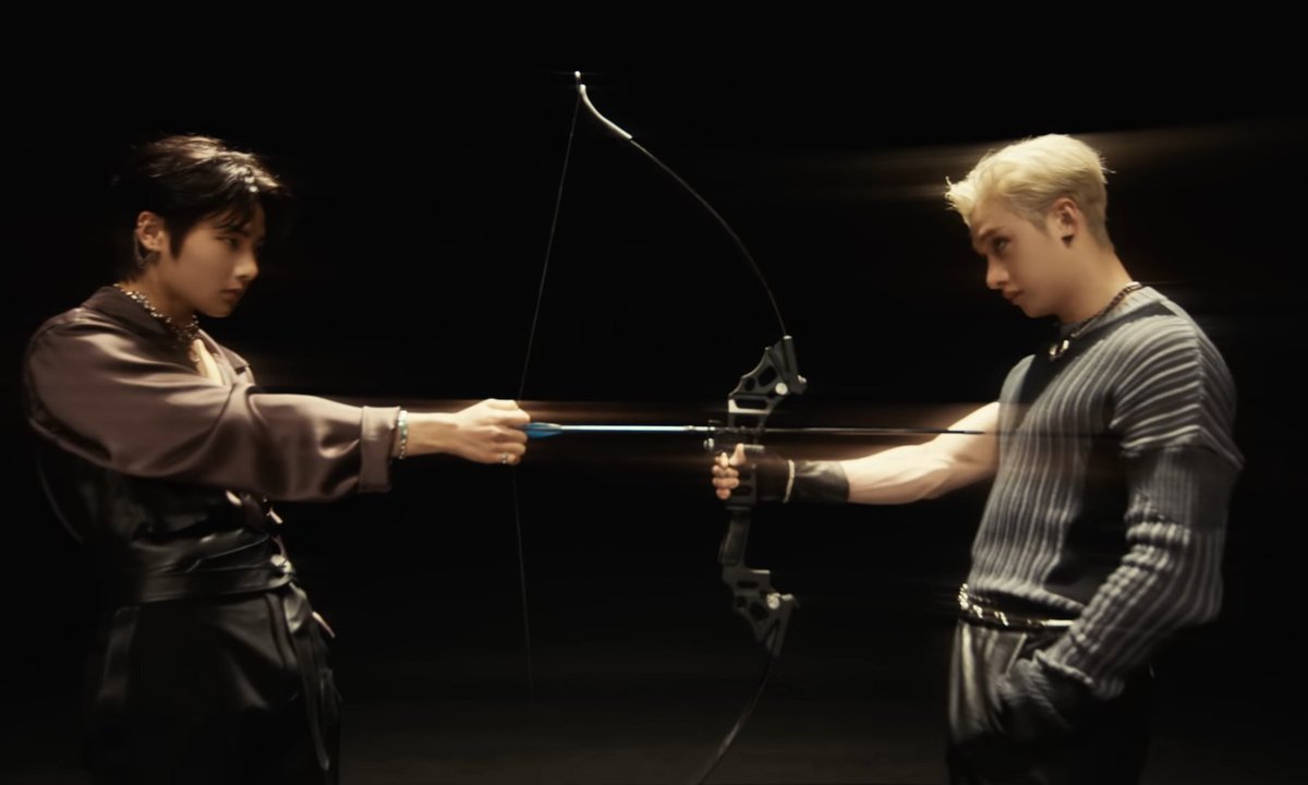 Gods menu stray kids клип. Stray kids circus альбом. Stray kids 2020 backdoor хенджин. Стрей кидс как снимали клип. Stray kids venom.