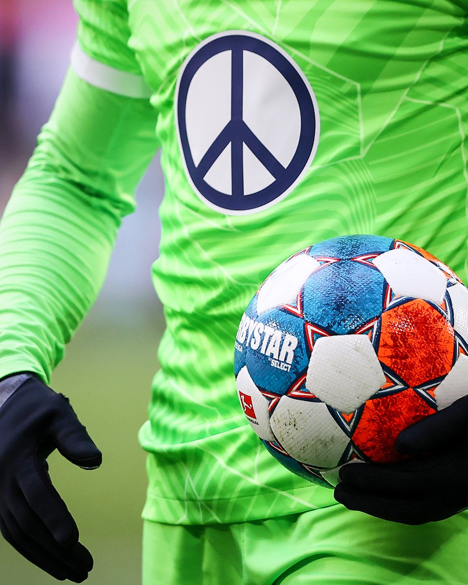 brfootball's tweet image. Wolfsburg replaced their sponsor's VW logo with a peace symbol this weekend ☮️