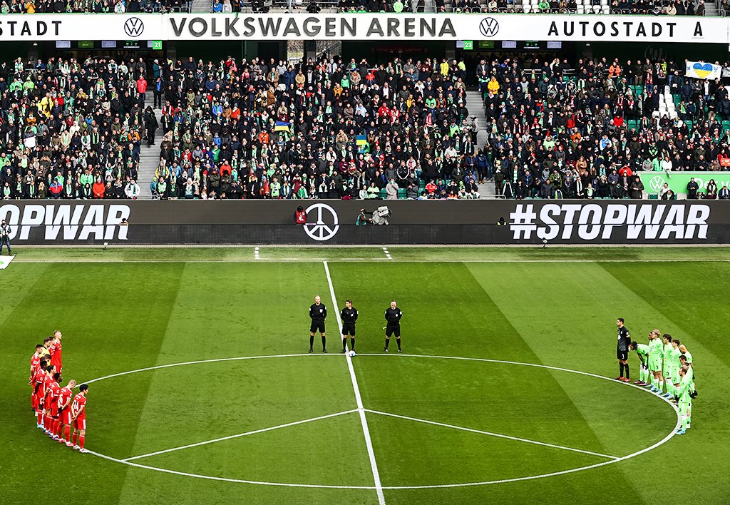 brfootball's tweet image. Wolfsburg replaced their sponsor's VW logo with a peace symbol this weekend ☮️