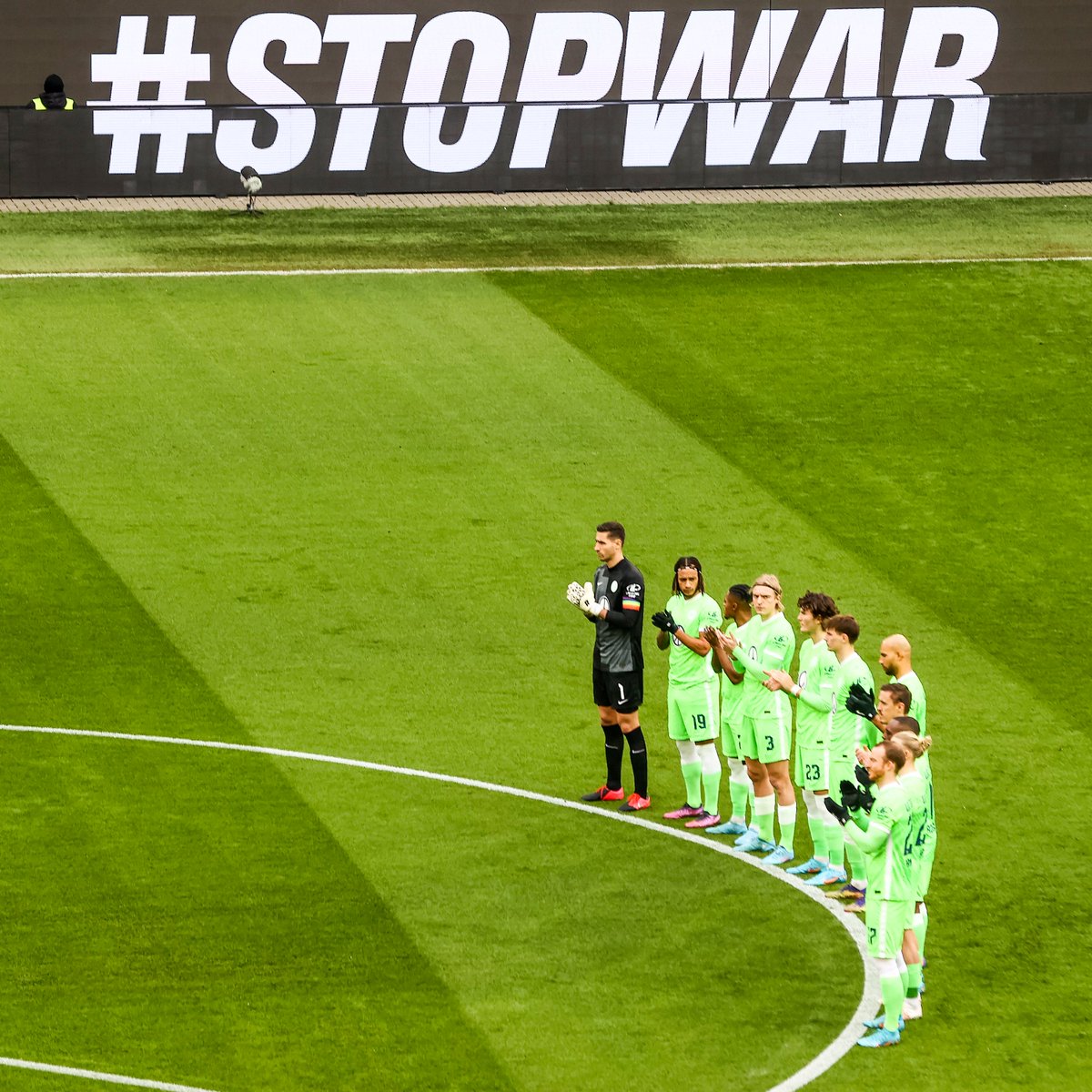 brfootball's tweet image. Wolfsburg replaced their sponsor's VW logo with a peace symbol this weekend ☮️