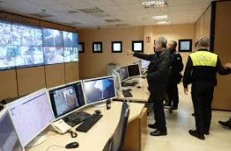 encierrobombmlg's tweet photo. Que el Centro Municipal de Emergencias tenga que recurrir a un periódico para conocer las calles cortadas por los itinerarios que recorren diferentes actividades en la vía pública, es otra muestra de la gestión del @malaga en seguridad y emergencias.

🎖 para @pacodelatorrep https://t.co/M39bbEapUX