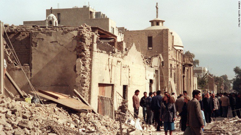Em 1991, após a eclosão da Guerra do Golfo, a casa de Layla foi atingida durante um bombardeio a Bagdá conduzido pela Força Aérea dos Estados Unidos. A artista sofreu apenas ferimentos leves, mas a residência, onde também funcionava seu ateliê, ficou destruída.4/9