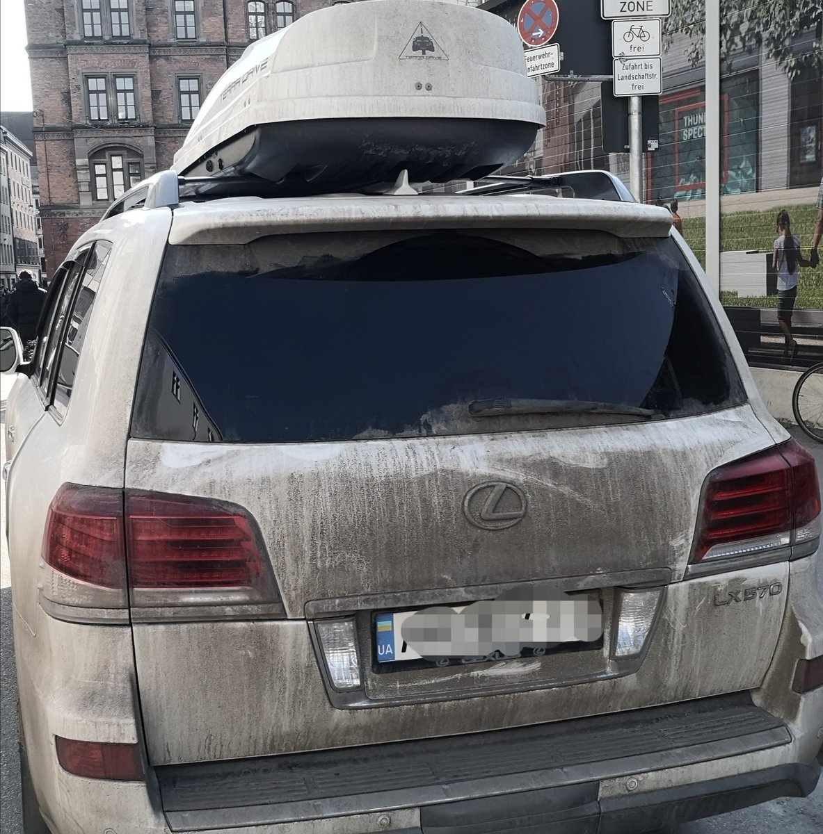 #dummeautos gibt es offenbar auch in der Ukraine. In der Feuerwehranfahrt geparkt, um 'nur kurz' beim Dallmayr einzukaufen. Meine Spendenbereitschaft bekommt gerade einen Knick.