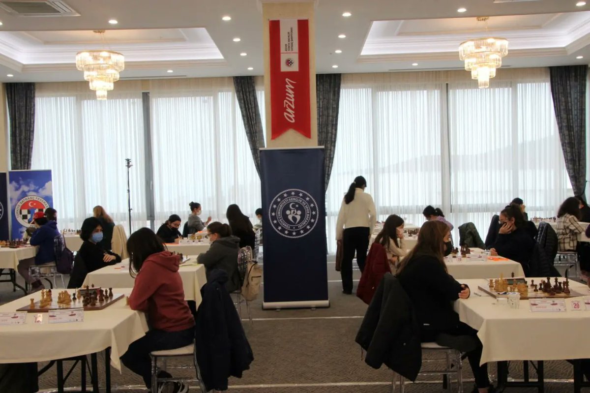 2022 Arzum Türkiye Kadınlar Satranç Şampiyonamız Ayvalık'ta başladı. Türkiye’nin dört bir yanından 82 sporcunun hamle yaptığı turnuva Federasyonumuzun Youtube kanalı üzerinden canlı yayınlanıyor. 

Şampiyonada hamle yapan tüm sporcularımıza başarılar diliyoruz.