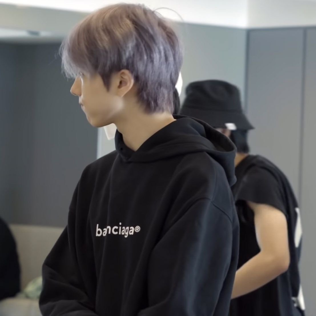 JC_is_'s tweet photo. 연상연하로..
대딩연하랑 싸우다가 욱해서 실수할 거 같아서 고개 돌리고 참는 박대리님 같다
어제 술마시고 집에 늦게 들어왔음 그것도 어떤 남자 동기가 어렵게 업고 와서 현관문 쾅쾅 두드림 https://t.co/BL6qeFH87H
