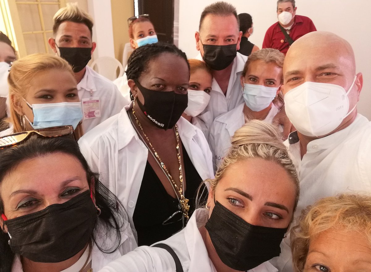En breve estos médicos cubanos partirán a cumplir misión en la hermana #Venezuela. ¡Qué mejor homenaje a #Chávez y a #Fidel que seguir siempre adelante con sus ideas! #ChavezVive #FidelVive #ChavezPorSiempre #Cuba #CDRCuba #SomosDelBarrio