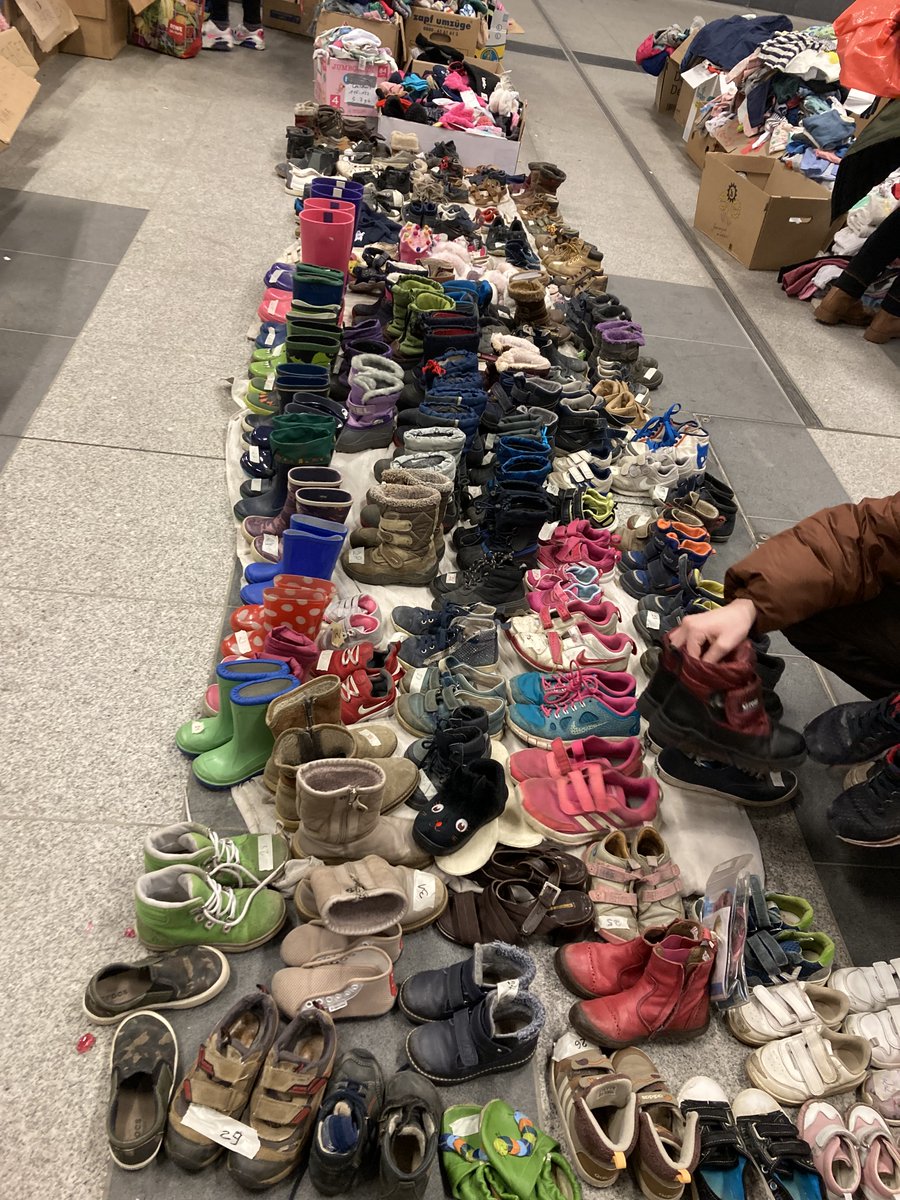 Liebe Helferinnen & Helfer! Eure Spendenbereitschaft am #Hauptbahnhof @DB_Presse für #Kriegsflüchtlinge aus #Ukraine ist überwältigend! Aber die Stadtmission bittet darum, jetzt keine Sachspenden (Pullover, Kindersachen, Mäntel...) mehr abzugeben. Großer Dank!
#berlinhilftukraine