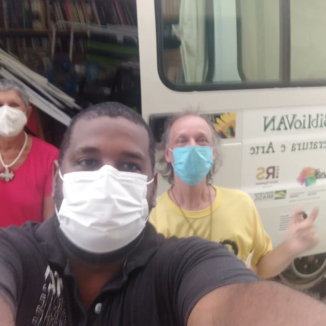 CulturalFilhos's tweet photo. Visita do projeto BiblioVan e recebemos doação de livros para nossa Biblioteca. https://t.co/DlRsYUvIgZ