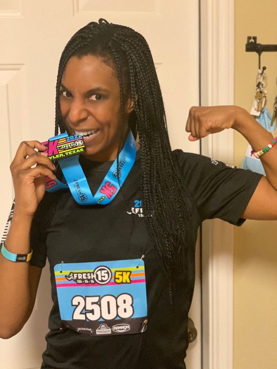 Maya_Golden's tweet photo. The real winner is the pebble that wedged itself in my sneaker and held on in just the right spot for 2 miles of the race. We did this together. #fresh15 #partyonthepavement https://t.co/1KxLQm4gvN