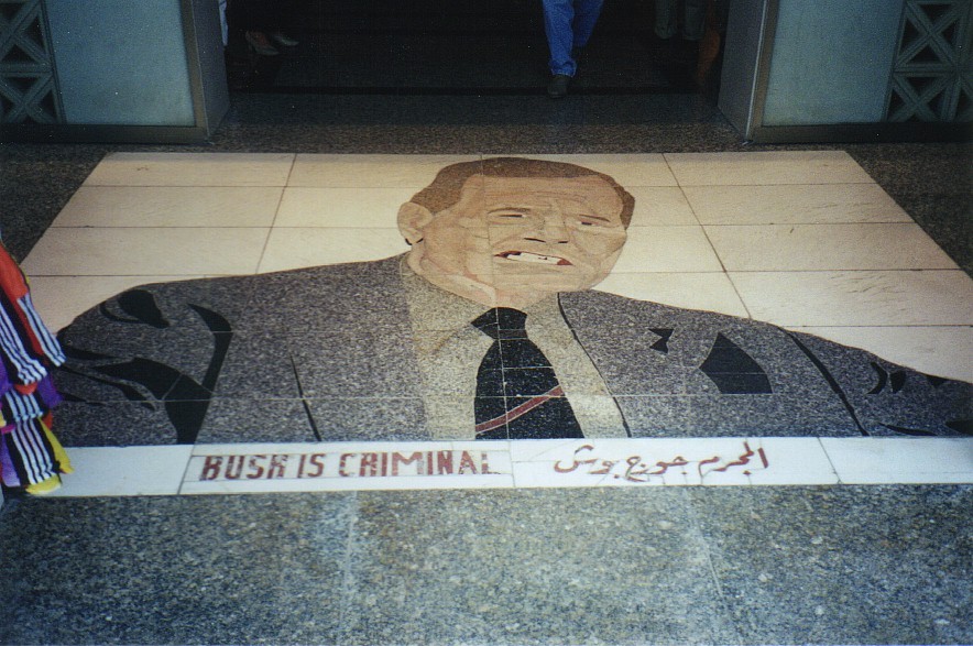 Durante as obras de reconstrução, Layla se voluntariou a produzir um mosaico para decorar a entrada do hotel. Intitulado "Bush é um criminoso", o mosaico foi construído com entulhos retirados da sua própria casa, destruída por um míssil estadunidense.6/9