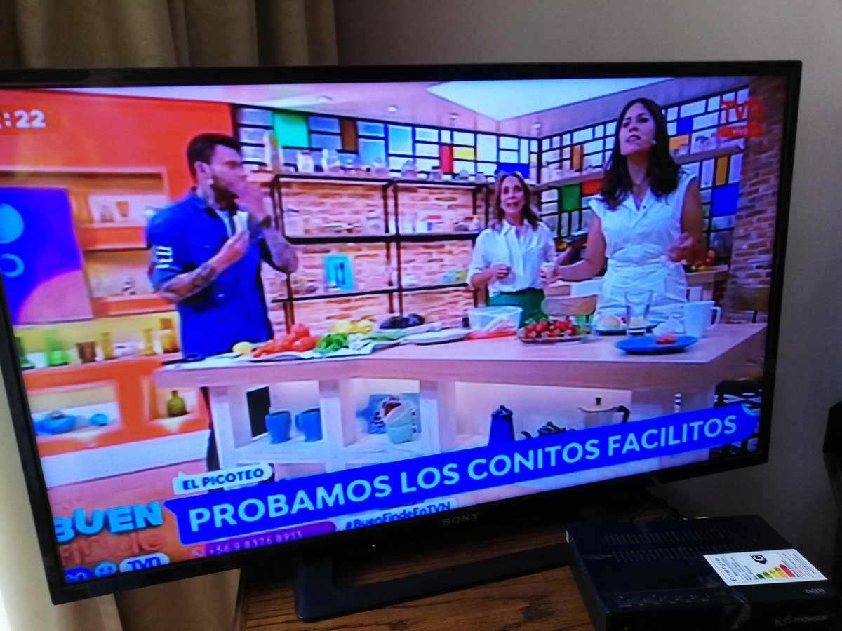 LobyPaty's tweet photo. Que bueno ver entretención y sobre todo algo divertido,. Tanta noticias te hace mal. #BuenFindeEnTVN @KarendTV #pinigol mucho éxito a todos los que hacen el programa 👏💪😘😘 felicitaciones algo diferente y no de lo mismo!! https://t.co/o11hEohr9E