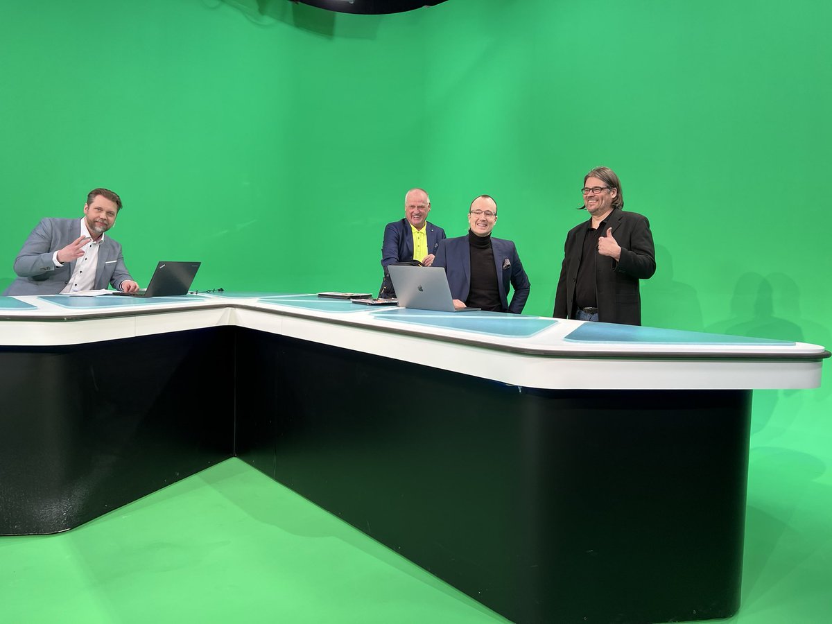 StoryteamFi's tweet photo. Superlauantain kvartetti valmiina urakkaan. @KuopionRavirata ja @TurunRavit tunnelmat tarjoilevat @anttipylkkanen @KariLahdekorpi ja @jeretormanen. Kalmarin toto75-lähetyksessä analyysit tarjoilee @RikuNiittynen. #tototv #ravit https://t.co/UZWPBegKxm