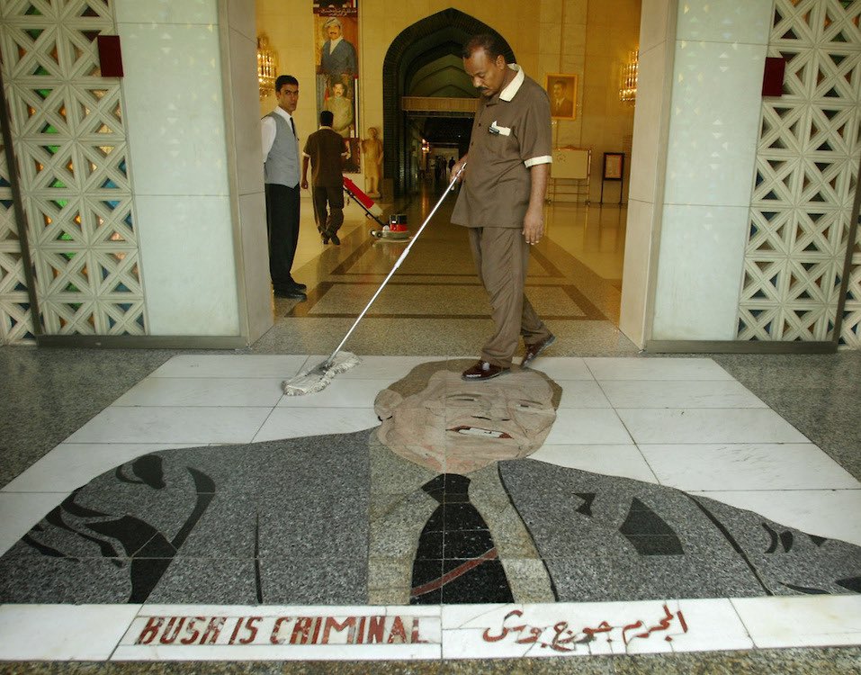 O mosaico causou controvérsia internacional por representar George H. W. Bush, o presidente dos EUA que havia ordenado o bombardeio do Iraque. A ideia era fazer com que os hóspedes e funcionários do hotel pisassem sobre sua cabeça ao ingressarem no estabelecimento.7/9