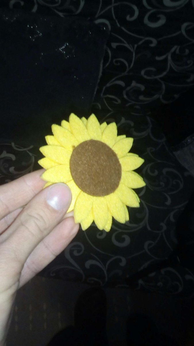 📎 … 🩸🖐️ tweet media