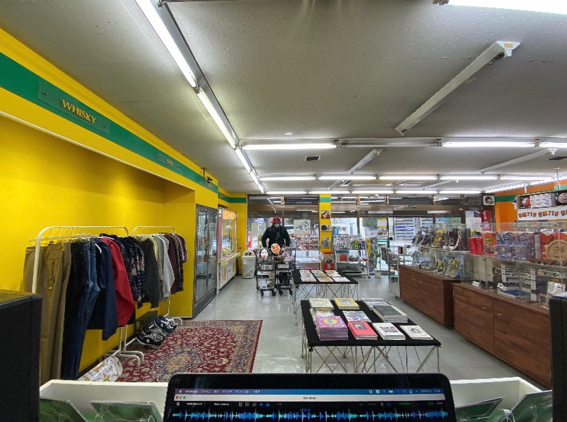 65w80LjyQIhGpeE's tweet photo. 友達が岡崎のコンビニ内でDJするという事でタックメイトセンガ / DM710さんにお邪魔したのですが、新しく服のコーナー出来てるやん🐒
90sの感じですかね？poloにIRAK、DKNY、カルバンクラインなどなど…🤔
いや、この物量でチョイス見せつけつつお値段控えめすぎるってギャルが言ってました https://t.co/nqww2Aee2i
