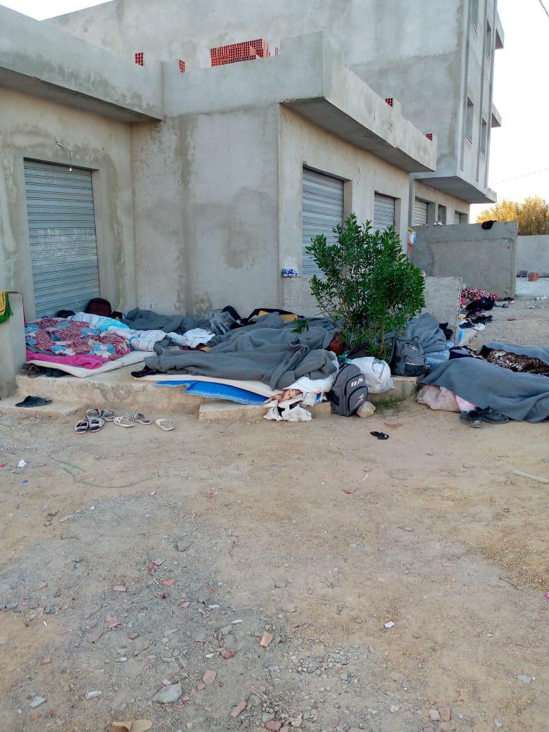 abdulrasoul3's tweet photo. @Refugees The refugees in Tunisia protesters in front of the UNCHR office Zarzis demanding the evacuation from Tunisia urgently.
#Solidarity_Refugees_in_Tunisia
#protection_Refugees π¨π https://t.co/ZRTO1s61LA