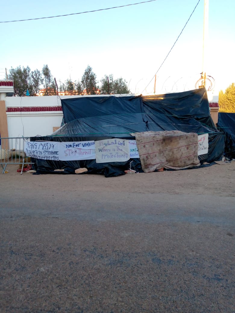 abdulrasoul3's tweet photo. @Refugees The refugees in Tunisia protesters in front of the UNCHR office Zarzis demanding the evacuation from Tunisia urgently.
#Solidarity_Refugees_in_Tunisia
#protection_Refugees π¨π https://t.co/ZRTO1s61LA